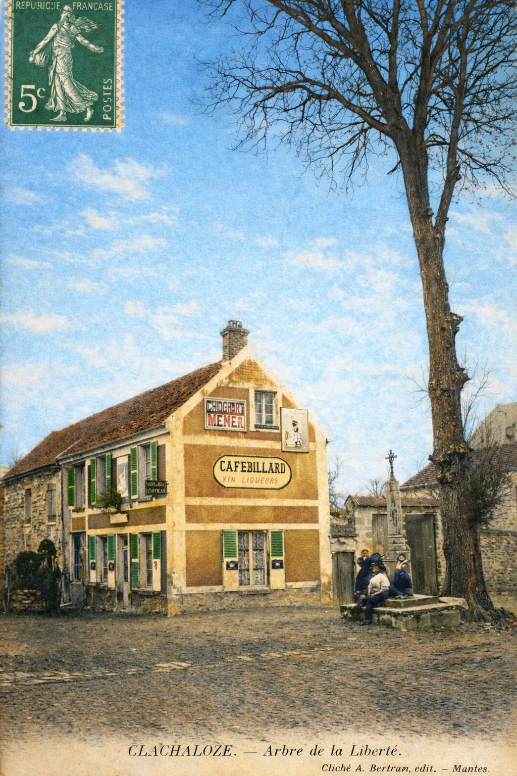 L'arbre de la liberté à Clachaloze, début XXe siècle. Carte postale ancienne.