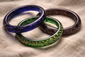 Bracelets de verre gaulois — bleu cobalt, vert émeraude et brun-pourpre