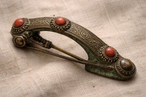 Fibule gauloise en bronze avec incrustations de corail