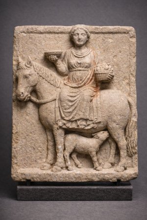 Relief gallo-romain en calcaire d'Épona, la déesse des chevaux, assise en amazone sur une jument