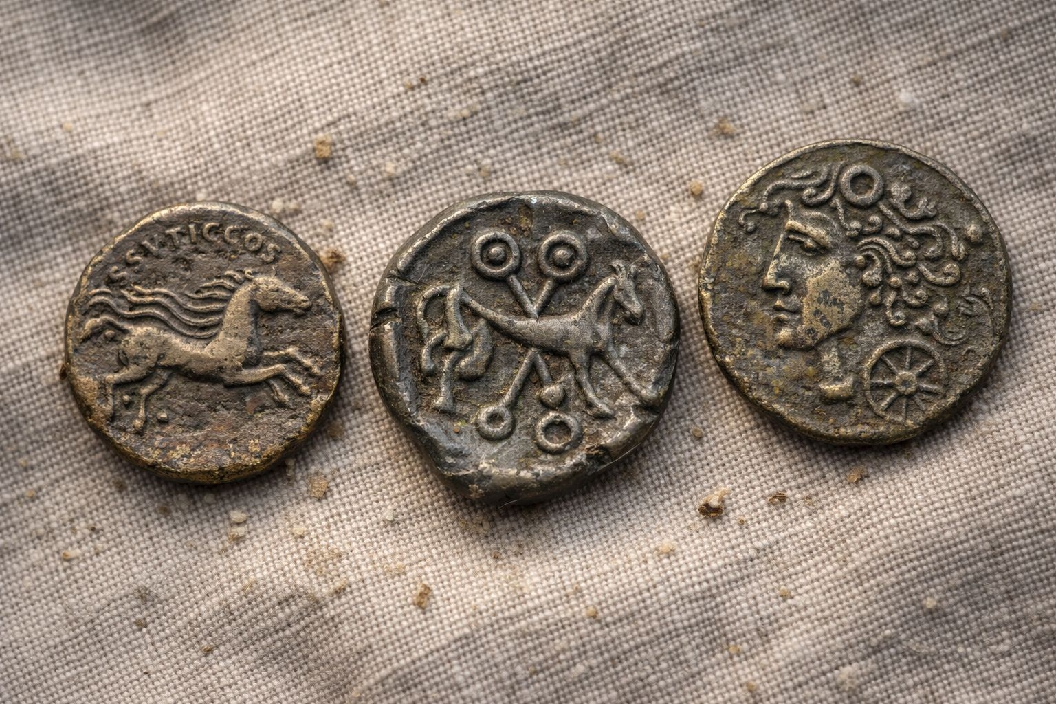 Trois monnaies gauloises : bronze véliocasse, potin carnute, bronze éburovique