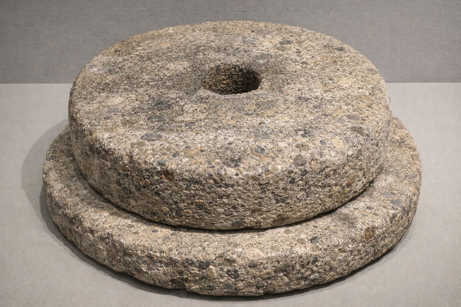 Meule en poudingue gallo-romaine, diamètre 44 cm