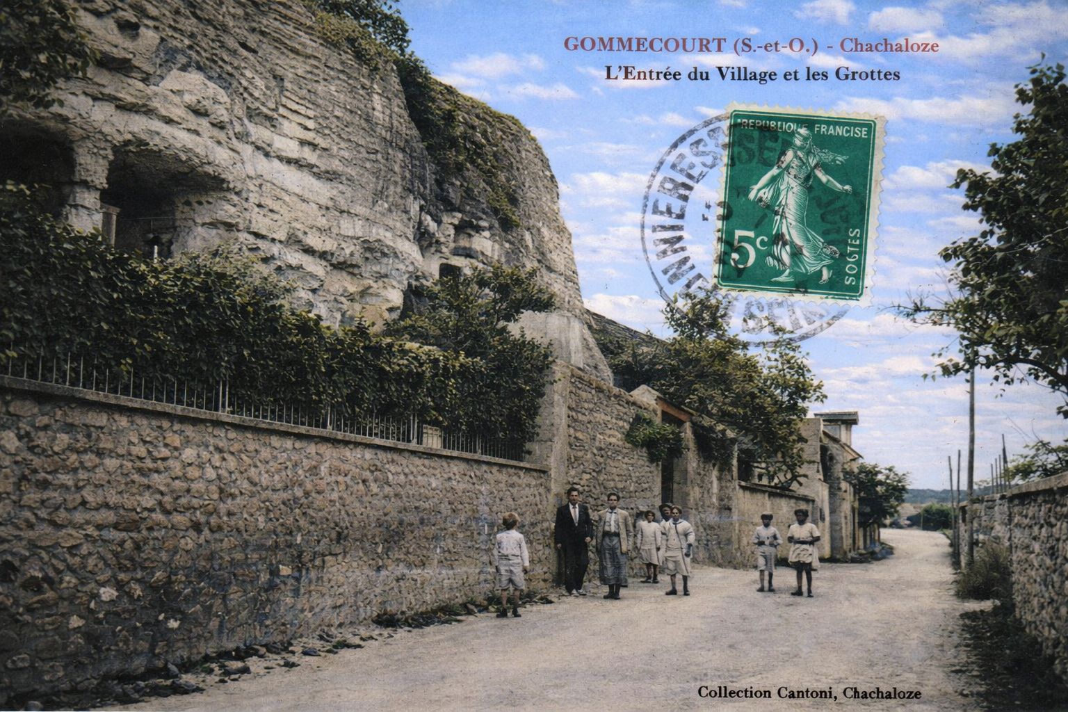 L'entrée du village avec les grottes visibles dans la falaise CPA-Clachaloze-Entree-village-et-grottes-vers1905-colorise